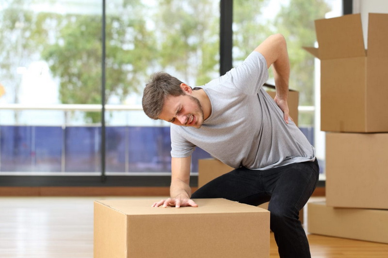 Useful tips you should follow to avoid injuries when lifting heavy boxes while moving